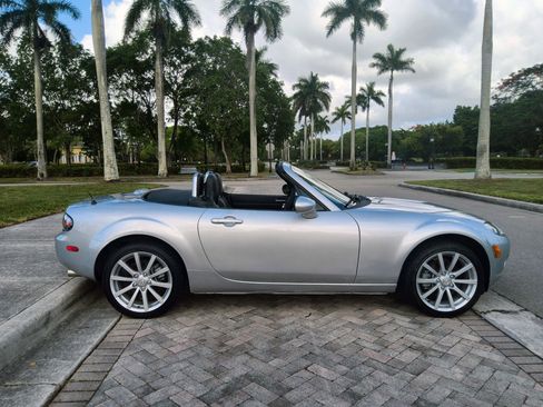 Used 2006 MAZDA MX-5 Miata Grand Touring RWD image 8
