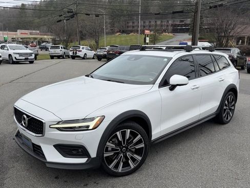 Used 2022 Volvo V60 T5 Cross Country w/ Advanced Package image 1