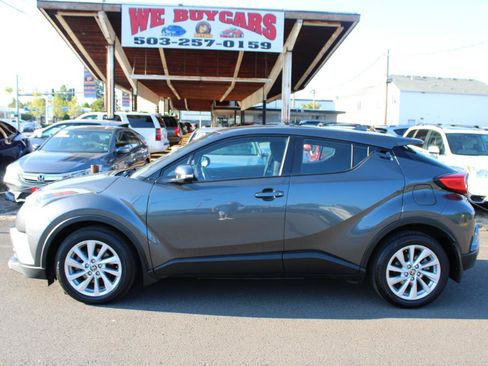 Used 2018 Toyota C-HR XLE FWD image 3