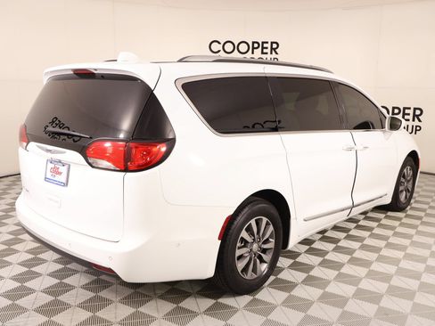 Used 2020 Chrysler Pacifica Touring-L Plus w/ Advanced Safetytec Group FWD image 21