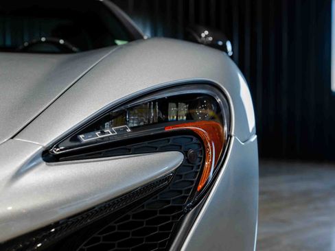 Used 2016 McLaren 650S Spider RWD image 16