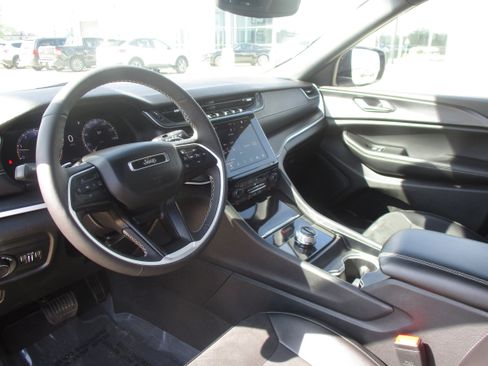 Used 2024 Jeep Grand Cherokee L Laredo AWD/4WD image 15