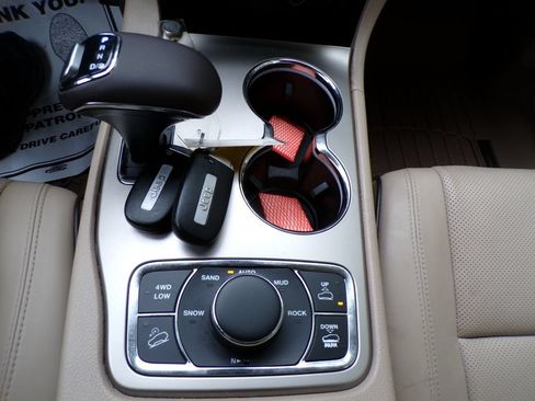 Used 2015 Jeep Grand Cherokee Overland AWD/4WD image 28