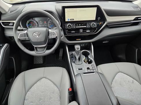 Used 2023 Toyota Highlander Bronze Edition FWD image 11