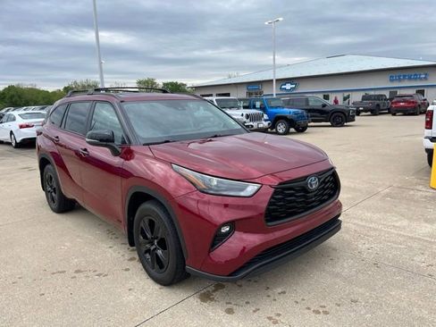 Used 2024 Toyota Highlander XLE AWD/4WD image 3