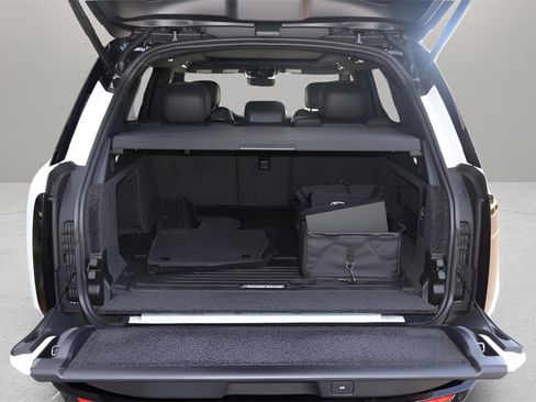 New 2025 Land Rover Range Rover SE image 17