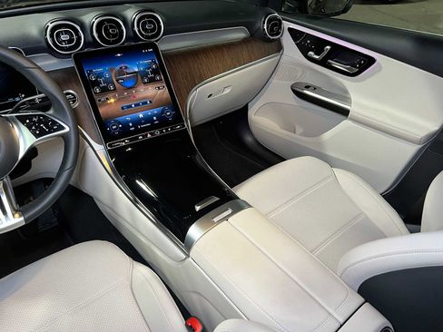 Used 2025 Mercedes-Benz GLC 300 4MATIC image 39