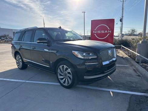 Used 2023 Lincoln Navigator Reserve image 1