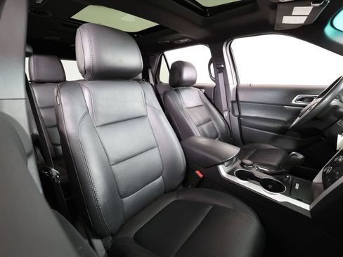 Used 2015 Ford Explorer XLT w/ Equipment Group 202B AWD/4WD image 23