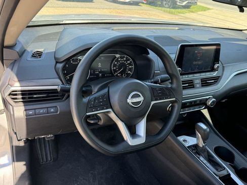Used 2025 Nissan Altima 2.5 SV FWD image 14