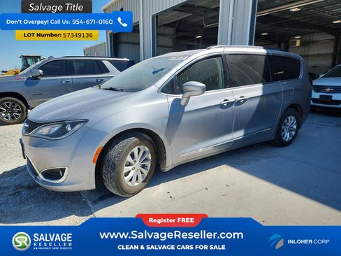 Used 2017 Chrysler Pacifica Touring-L FWD image 1