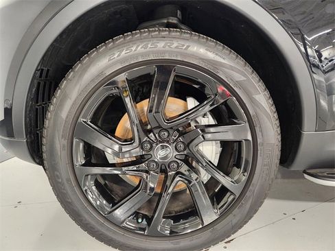 Used 2025 Land Rover Discovery S image 8