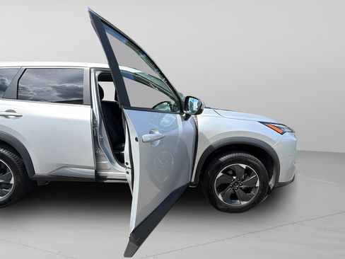 Used 2024 Nissan Rogue SV AWD/4WD image 14