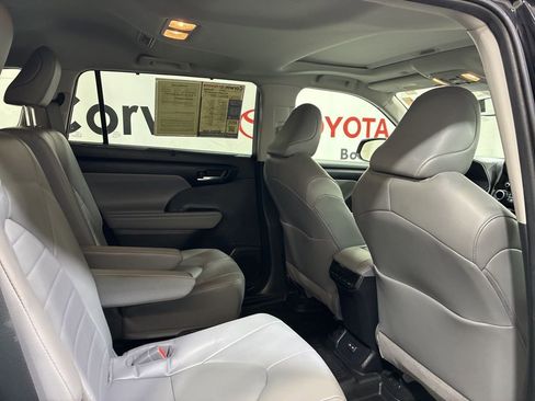 Used 2022 Toyota Highlander XLE image 16