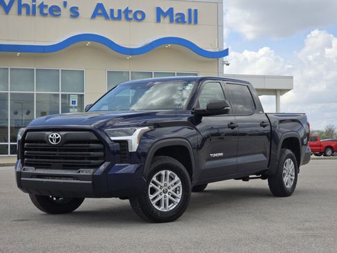 Used 2022 Toyota Tundra SR5 w/ SR5 Convenience Package image 1