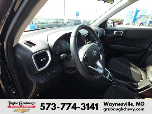 Used 2023 Hyundai Venue SEL FWD image 14