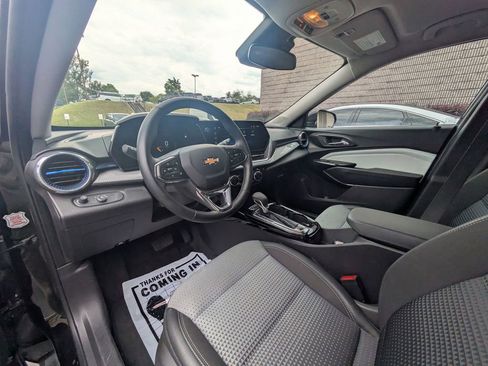 Used 2025 Chevrolet Trax LT w/ LT Convenience Package FWD image 14