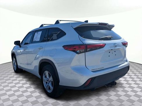 Used 2022 Toyota Highlander L FWD image 4