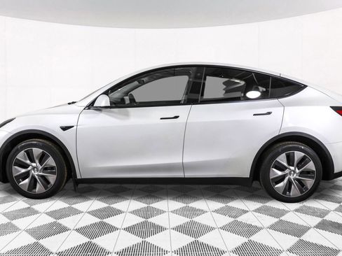 Used 2022 Tesla Model Y Long Range image 18