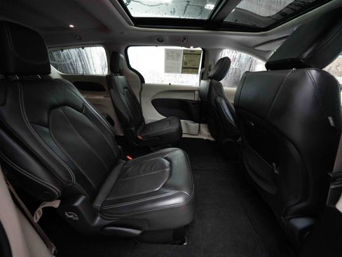 Used 2022 Chrysler Pacifica Touring-L image 24