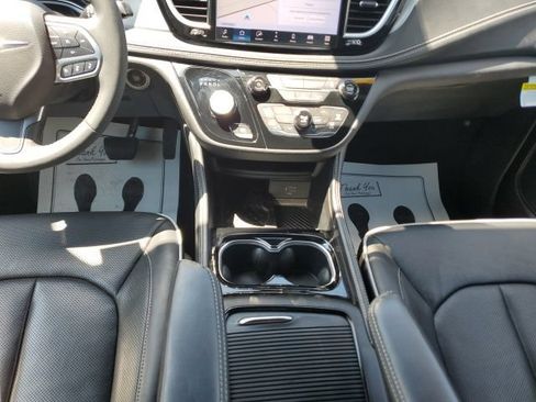 Used 2026 Chrysler Pacifica Limited FWD image 22