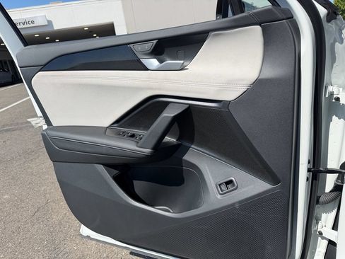 Certified 2025 Volkswagen Tiguan SE AWD/4WD image 13