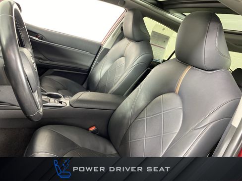 Used 2019 Toyota Camry XLE image 16