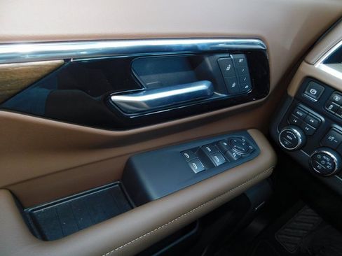 New 2025 Chevrolet Suburban High Country image 39