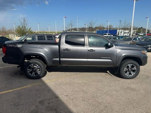 Used 2017 Toyota Tacoma TRD Sport AWD/4WD image 4