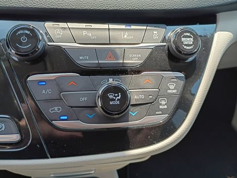 Used 2024 Chrysler Pacifica Touring-L FWD image 29