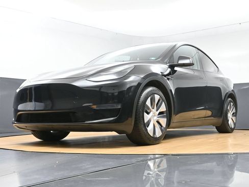 Used 2023 Tesla Model Y Long Range AWD/4WD image 52