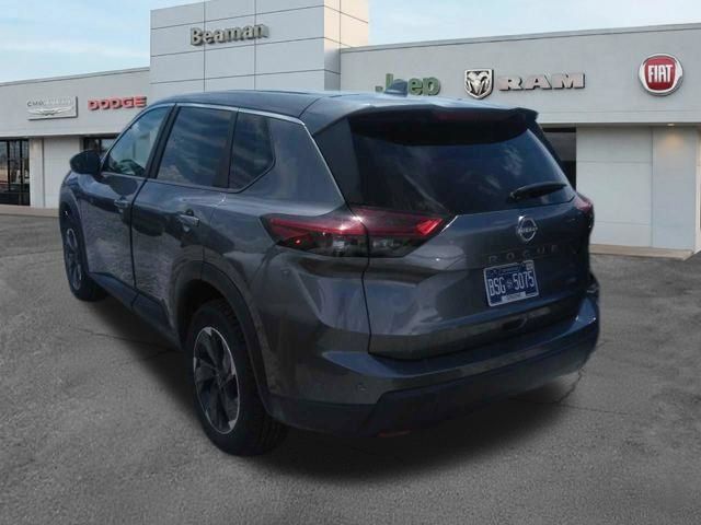 Used 2025 Nissan Rogue SV AWD/4WD image 3