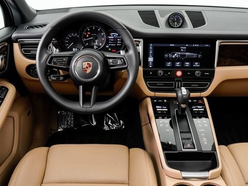 Certified 2026 Porsche Macan AWD/4WD image 17
