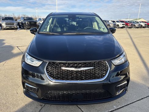 Used 2024 Chrysler Pacifica Touring-L image 3