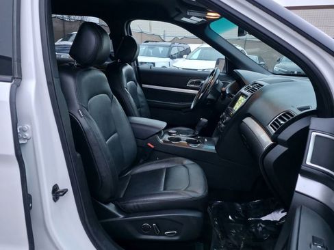 Used 2017 Ford Explorer XLT w/ Equipment Group 202A image 11