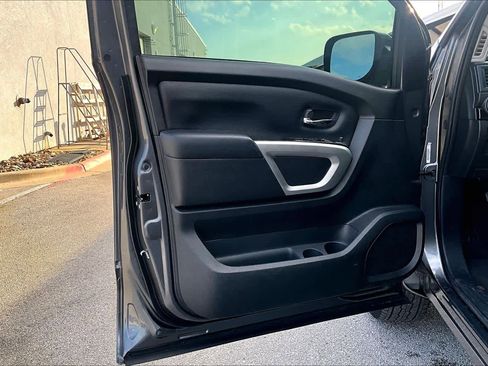 Used 2024 Nissan Titan SV image 21