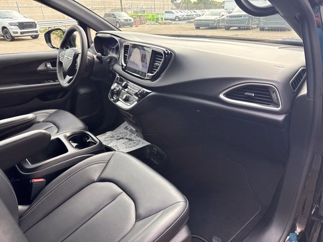 Used 2026 Chrysler Pacifica Select FWD image 28