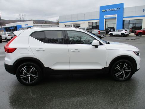 Used 2025 Volvo XC40 B5 Core image 4