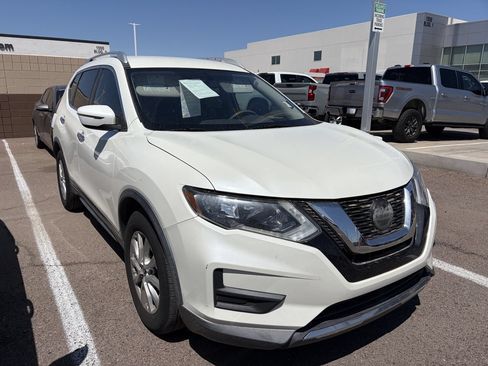 Used 2018 Nissan Rogue SV FWD image 2