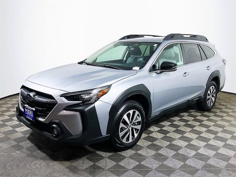 Used 2025 Subaru Outback Premium image 4