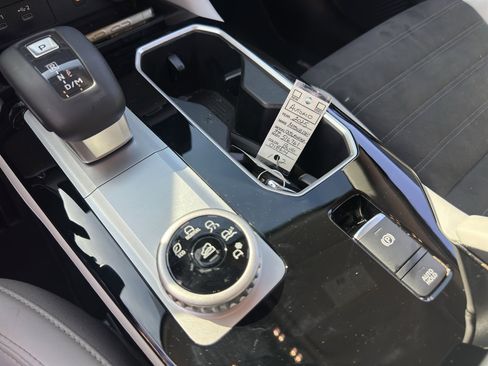 Used 2025 Mitsubishi Outlander SE image 21