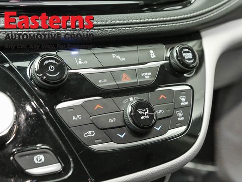 Used 2023 Chrysler Pacifica Touring-L image 20