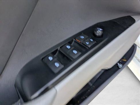 Used 2018 Toyota Camry SE image 12