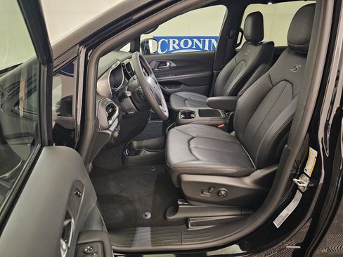 New 2026 Chrysler Pacifica Select image 11
