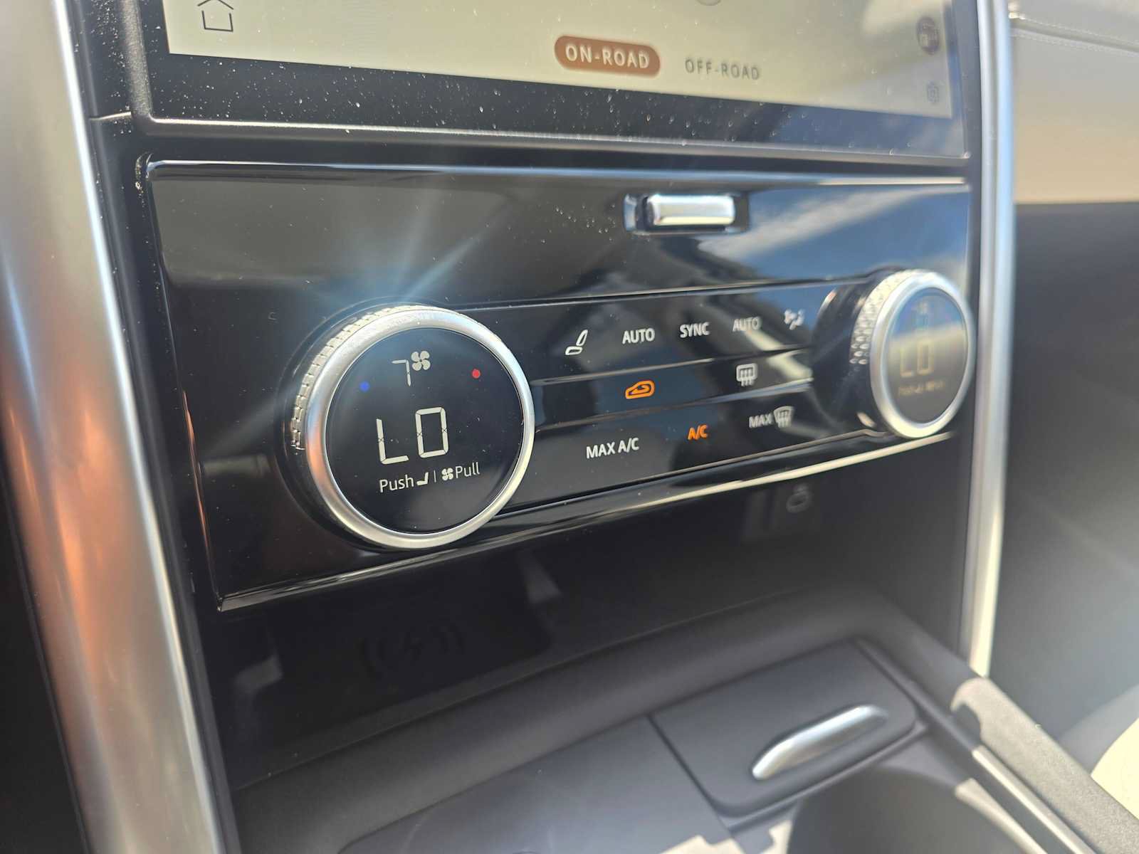 Used 2025 Land Rover Discovery Metropolitan Edition AWD/4WD image 31