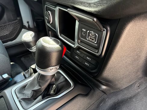 Used 2024 Jeep Wrangler Unlimited Sport AWD/4WD image 29
