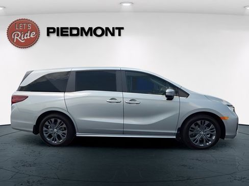 Certified 2025 Honda Odyssey Touring image 4