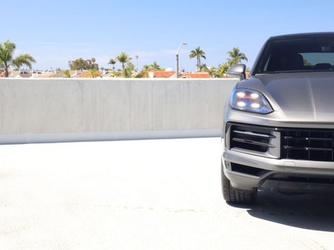 Certified 2024 Porsche Cayenne Coupe AWD/4WD image 12