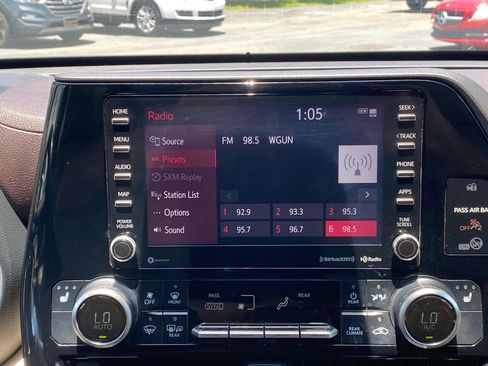 Used 2020 Toyota Highlander XLE FWD image 23