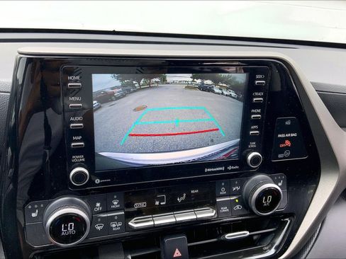 Used 2021 Toyota Highlander XLE FWD image 26